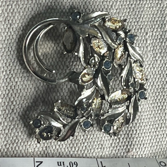 Vintage Sarah Coventry Silver Tone & Gold Leaf Wreath Brooch with Blue As Is - Picture 2 of 4
